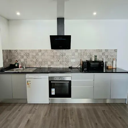 Spacious 3br With Terrace 300m Pmt13 Apartment